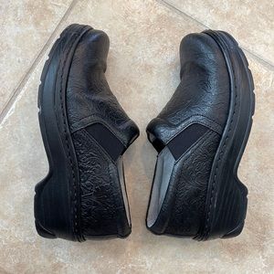 Size 7 black tooled klogs